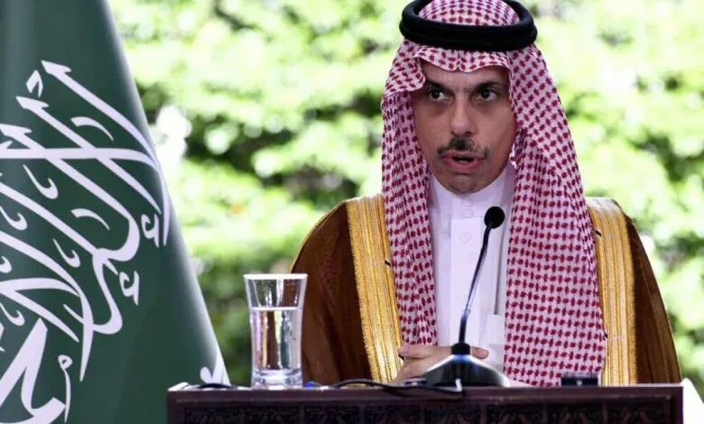 السعودية تُعيد الدفء إلى العلاقات مع سوريا: زيارة تاريخية لوزير الخارجية في دمشق ومبادرات لدعم الاستقرار وإعادة الإعمار