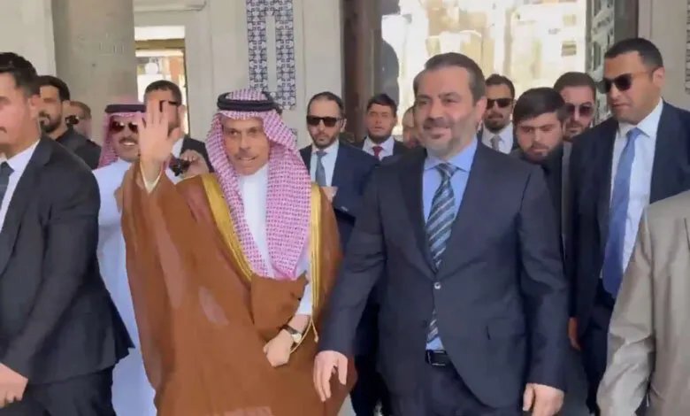 فيصل بن فرحان يؤم المصلين في الجامع الأموي بدمشق: زيارة تاريخية تتجاوز السياسة