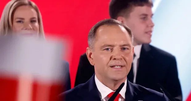 انتصار يميني في بولندا: كارول ناوروتسكي يفوز بالرئاسة ويُلحق هزيمة بالحكومة المؤيدة لأوروبا