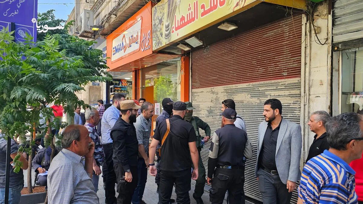 حلب: إغلاق محال تجارية لمخالفتها قرار إزالة رموز النظام السابق.. حملة مستمرة لتجديد المشهد الحضري