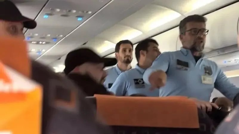 حفل صاخب يجبر طائرة ركاب متجهة إلى المغرب على الهبوط الاضطراري واعتقال شبان