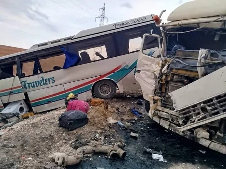 وفاة شخصين وإصابة أكثر من 20 آخرين بينهم أطفال بحادث تصادم مروع بين بولمان وصهريج قرب سلمية