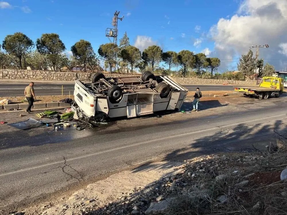 إصابة سوريين في حادث مروع بتركيا: تفاصيل جديدة حول ظروف نقل العمال الزراعيين