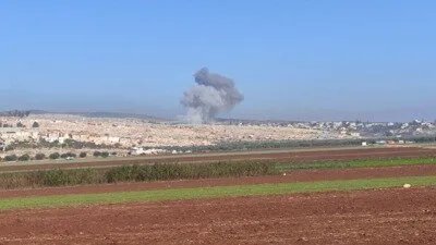 النظام يكثف قصفه المدفعي والصاروخي على ريفي إدلب وحلب وسط نزوح متزايد للمدنيين