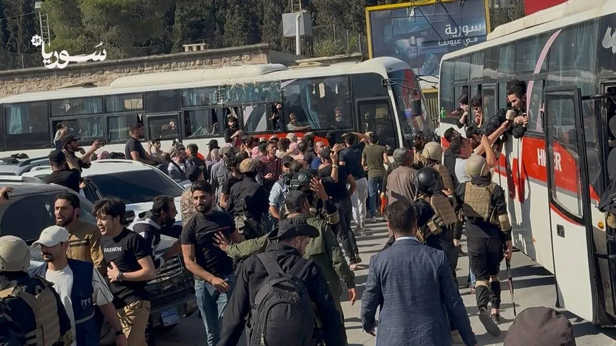 حلب: تبادل أسرى واسع بين قسد والحكومة السورية يعيد الأمل لعائلات المعتقلين