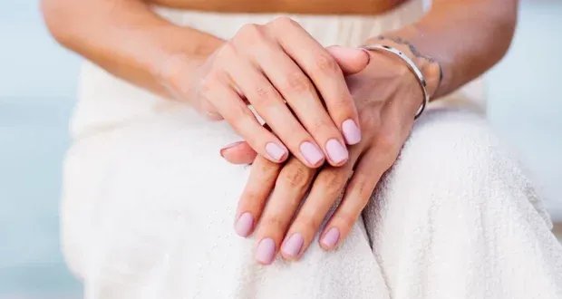 صيحة "أظافر ماء الفواكه": أحدث صيحات طلاء الأظافر لصيف 2025 لإطلالة منعشة