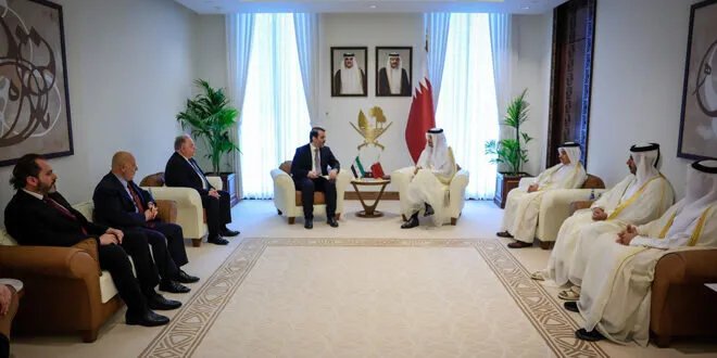 وزير الخارجية السوري يبحث مع رئيس الوزراء القطري في الدوحة سبل تعزيز العلاقات