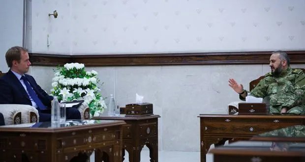 وزير الدفاع السوري يبحث مع القائم بالأعمال الفرنسي تعزيز التعاون المشترك