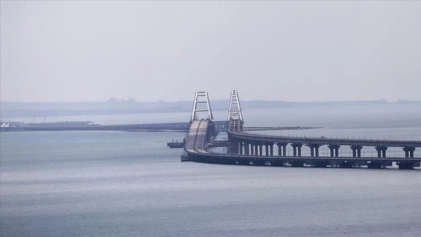 هجوم أوكراني جريء: استهداف جسر القرم بعبوات ناسفة للمرة الثالثة منذ 2022