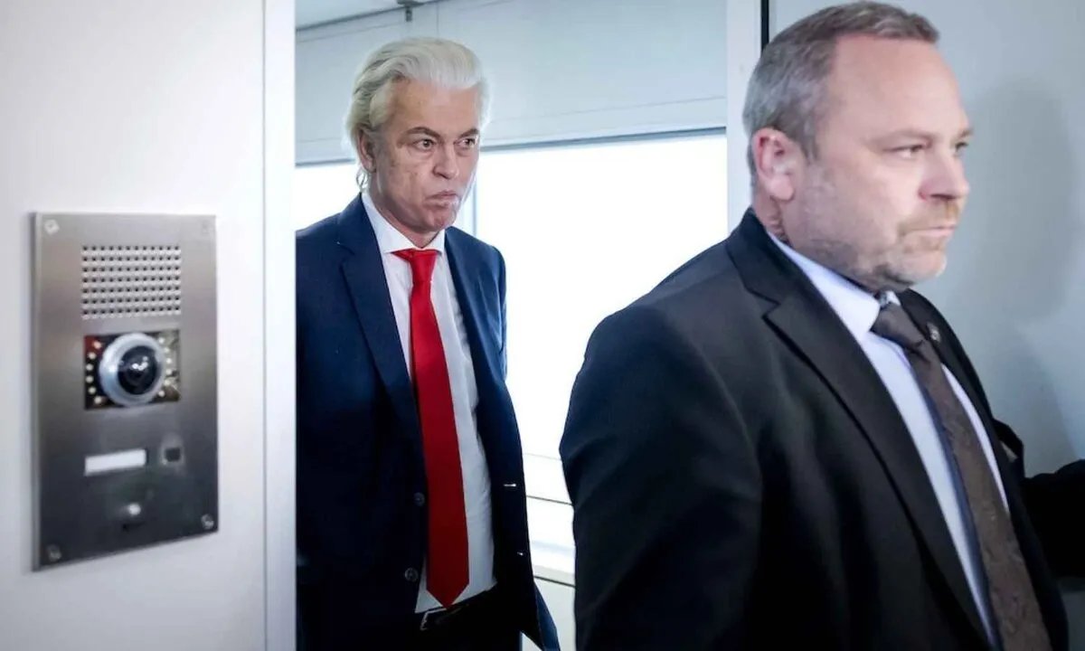 أزمة اللاجئين تُطيح بالحكومة الهولندية: استقالة مرتقبة وانتخابات مبكرة في الأفق