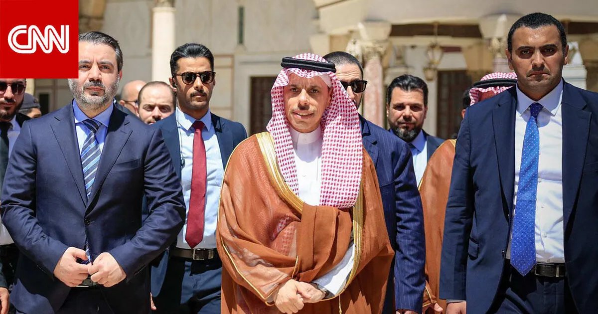 هتافات ترحيب بوزير الخارجية السعودي تهز المسجد الأموي خلال زيارته التاريخية لدمشق