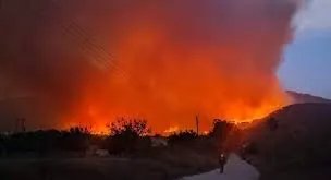 حريق هائل يلتهم مساحات واسعة في بلدة المشرفة بريف اللاذقية الشمالي