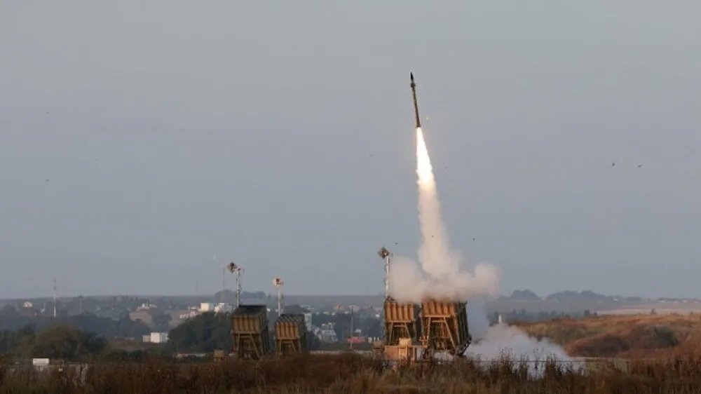 تصعيد على الجولان: سقوط صواريخ من سوريا وإسرائيل ترد