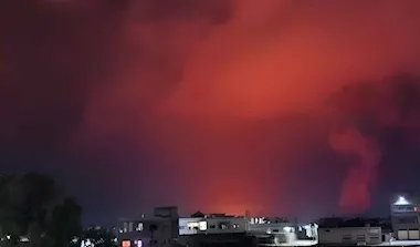 تصعيد خطير: غارات إسرائيلية تهز جنوب سوريا ودمشق تنفي التهديد وتدعو للتهدئة