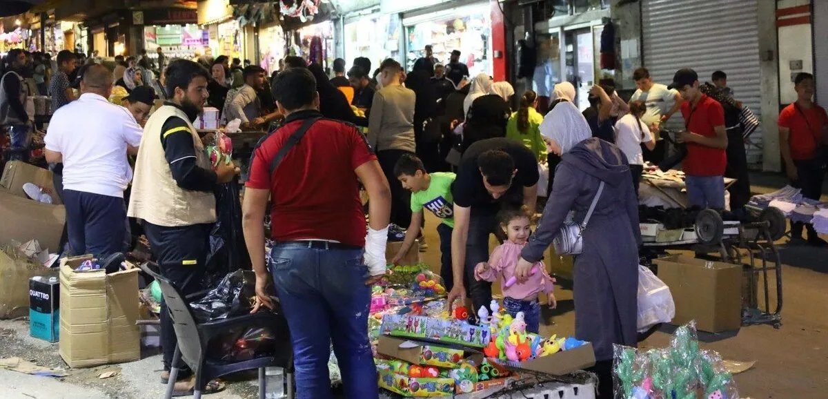 إقبال كثيف على أسواق حماة مع اقتراب عيد الأضحى رغم ارتفاع أسعار الحلويات