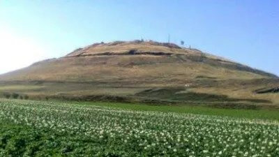 غارات جوية إسرائيلية تستهدف تل الجابية الاستراتيجي في درعا غربي سوريا