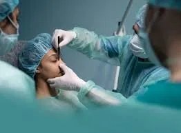 كوارث جراحات التجميل تعصف بمناطق سيطرة النظام بسبب غياب الرقابة وتزايد الأخطاء الطبية