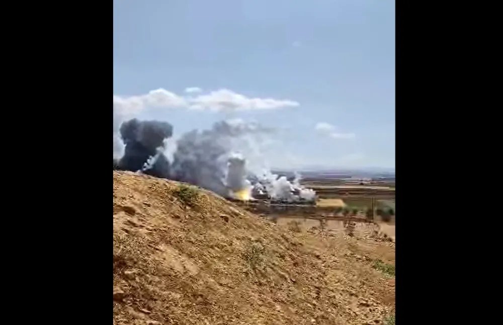 مقتل مدنيين في انفجار مستودع ذخيرة بحماة: هل استهدف بطائرة إسرائيلية مسيرة؟