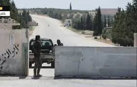 محتجون يغلقون معبر أبو الزندين شرق حلب مجددًا رفضًا لفتح الممر التجاري مع النظام