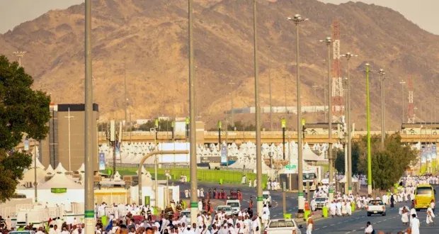 في ظلّ حرارة خانقة: الحجاج يؤدون الركن الأعظم في عرفات والسعودية تتخذ إجراءات وقائية