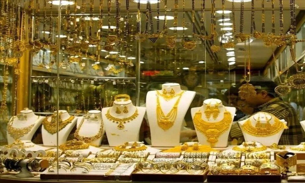 الليرة السورية تحافظ على استقرارها أمام الدولار مع ارتفاع أسعار الذهب والمحروقات