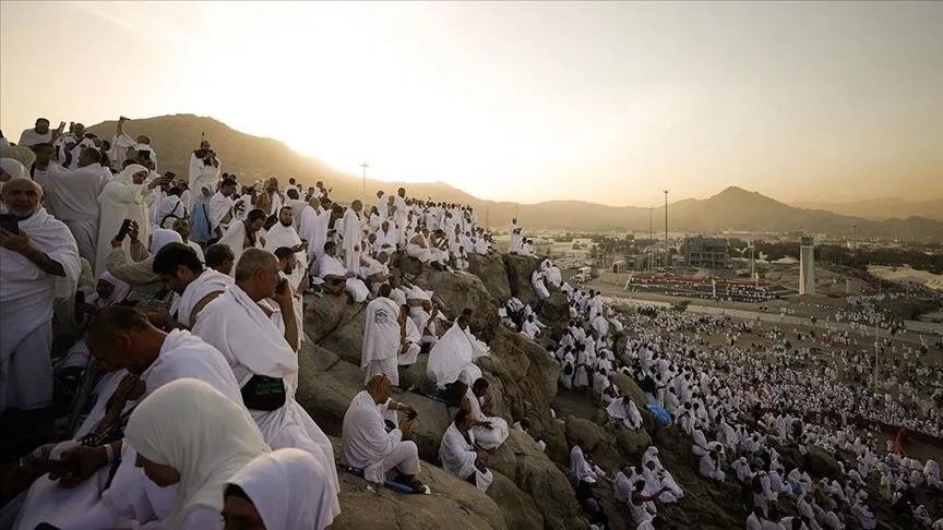 قلوب تهفو إلى الله: توافد حجاج بيت الله الحرام إلى صعيد عرفات لأداء الركن الأعظم