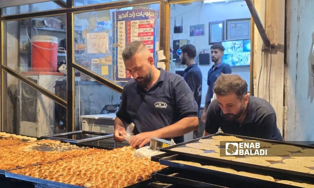 دير الزور تستقبل العيد بأسواق مكتظة وجيوب خاوية: ارتفاع الأسعار وتأخر الرواتب يثقل كاهل الأهالي