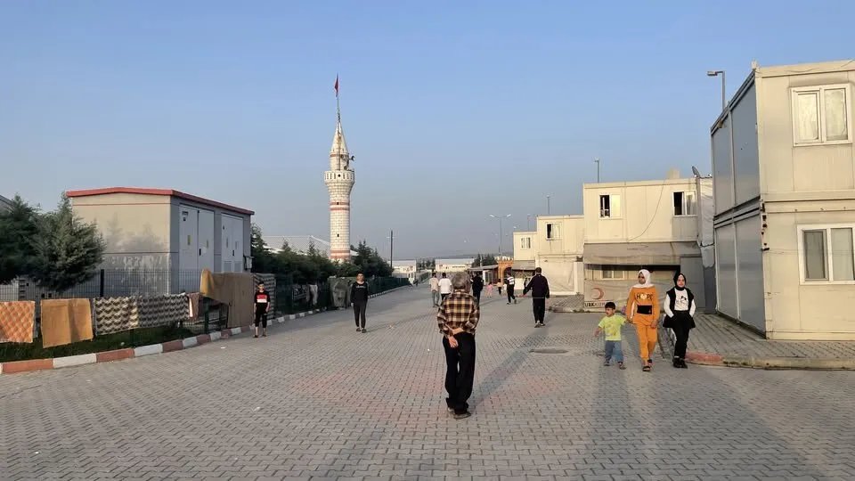 هاتاي التركية تمنح السوريين في المخيمات 15 يومًا للإخلاء: خيار الإيجار أو العودة إلى سوريا