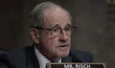 سيناتور أمريكي يدعو إلى طرد روسيا الكامل من سوريا محذراً من نفوذها المتزايد