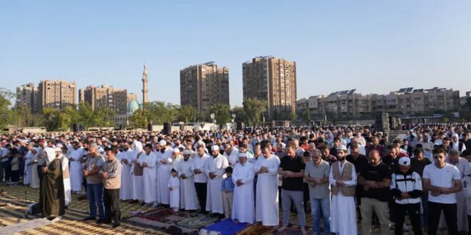 بهجة العيد ووحدة الصف: حشود غفيرة تؤدي صلاة عيد الأضحى في دمشق