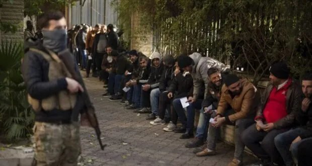 إفراجات واسعة في سوريا بمناسبة عيد الأضحى: أكثر من 300 موقوف بينهم ضباط سابقون يعودون إلى منازلهم