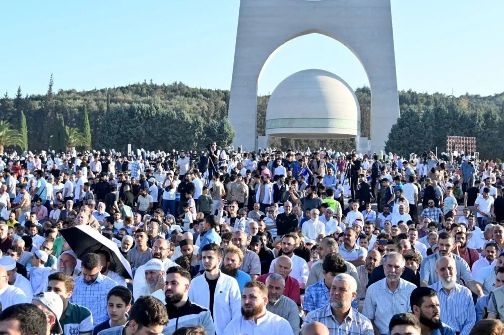 بهجة العيد تعم دمشق: صلاة العيد تجمع السوريين وتفاؤل بمستقبل أفضل