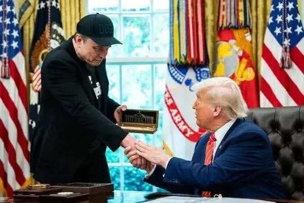 ترامب يهدد إيلون ماسك بإنهاء العقود الحكومية بعد تصاعد الخلاف بينهما