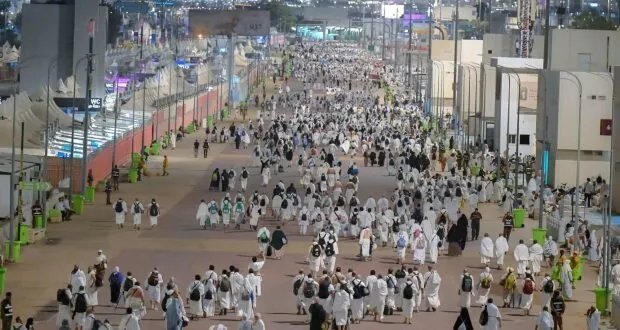 ضيوف الرحمن يبدأون رمي جمرة العقبة في أول أيام عيد الأضحى