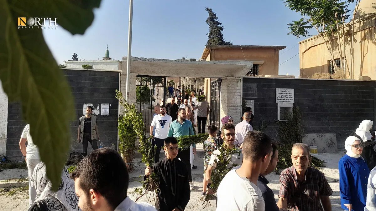 دمشق: سكان يحيون ذكرى أحبائهم بزيارة مقبرة الباب الصغير