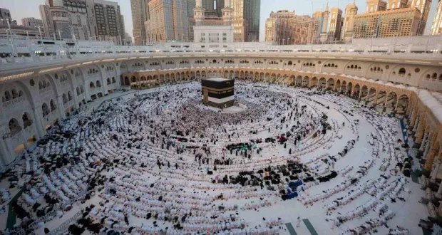 بهجة وسرور في منى: الحجاج يكملون رمي الجمرات ويشيدون بالتسهيلات