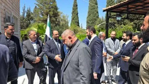 الشرع في أول عيد أضحى بعد الأسد: سجادة صلاة خاصة وزيارة لدرعا وسط تساؤلات حول العلاقة مع إسرائيل