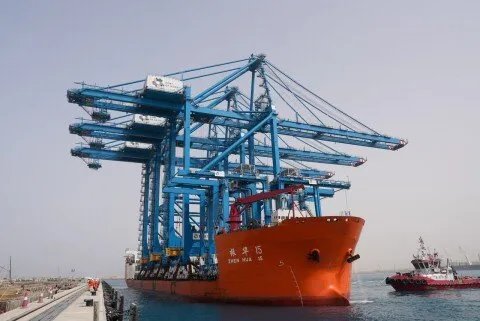 نيوم تستقبل أول دفعة من الرافعات المؤتمتة بالكامل: نقلة نوعية نحو لوجستيات ذكية ومستدامة في المملكة