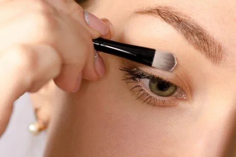 دليل شامل: كيف تختارين ظلال العيون المثالية التي تناسب لون بشرتك وتبرز جمال عينيك؟