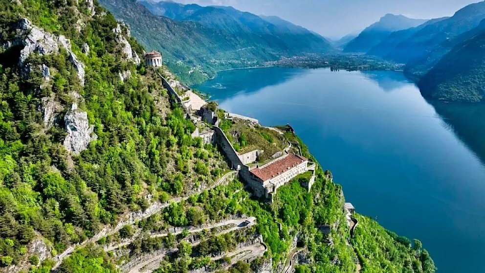 مأساة في إيطاليا: سائح ألماني يلقى حتفه بعد "سيلفي الوداع" من قمة جبلية