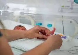 فضيحة صحية كبرى في تركيا: تفاصيل صادمة عن عصابة استغلال الأطفال حديثي الولادة