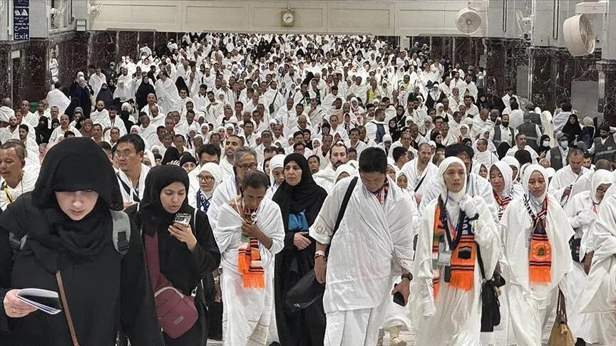 الحجاج يستهلون أيام التشريق برمي الجمرات في مشعر منى