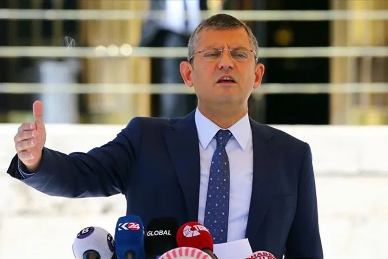 زعيم المعارضة التركية يطالب أردوغان بإعادة السوريين مستغلاً مرسوم العفو الأخير للأسد