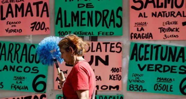 حملة أمنية في فنزويلا تطال تجار السوق السوداء للدولار: اعتقال العشرات