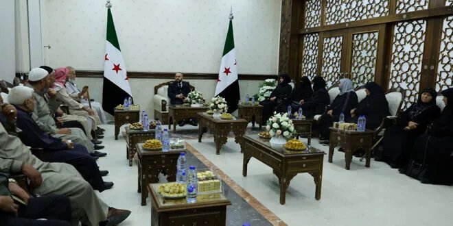 وزير الدفاع يستقبل وفداً من أسر الشهداء ويؤكد تقدير الدولة لتضحياتهم