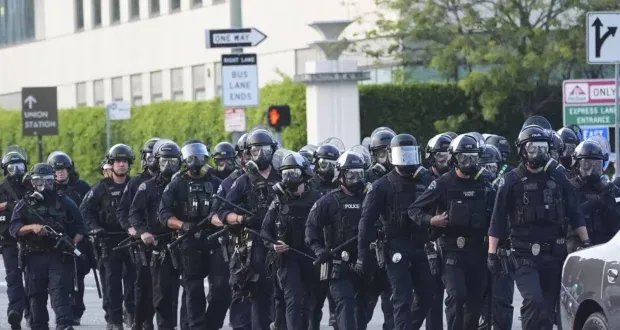 ترامب يشعل التوتر في لوس أنجليس: نشر الحرس الوطني يثير غضب كاليفورنيا بسبب مداهمات المهاجرين