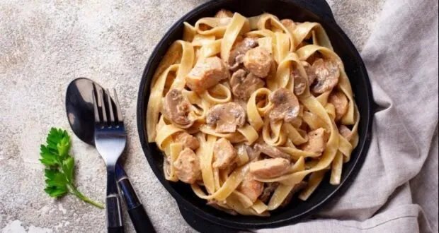 استمتع بمذاق إيطاليا: طريقة تحضير فيتوتشيني الدجاج الشهية في منزلك