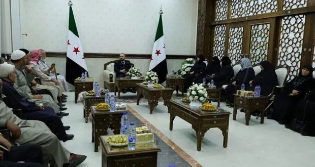 وزير الدفاع يستقبل وفداً من أسر الشهداء ويؤكد على تقدير تضحياتهم