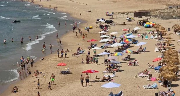 هروبًا من الحرارة: شواطئ الجنوب اللبناني تستقبل موسم السباحة بحشود كبيرة