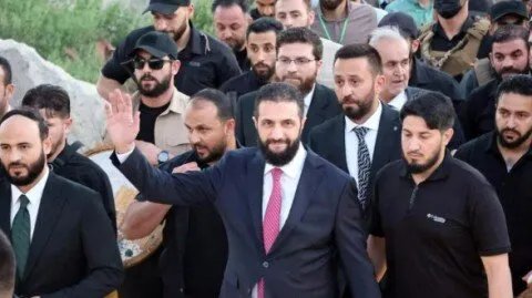 الشرع يكشف تفاصيل مؤثرة عن حياته الشخصية ودور زوجته ووالدته في دعمه خلال سنوات الحرب